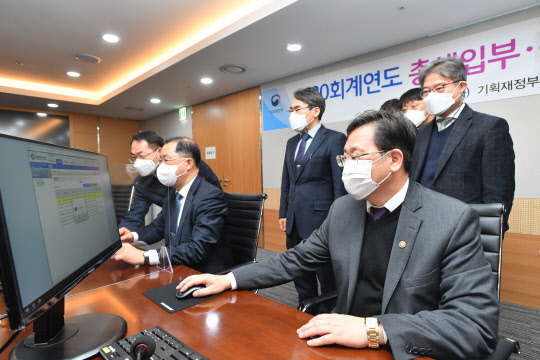 안일환 기획재정부 차관(오른쪽)이 9일 서울 중구 한국재정정보원에서 열린 '2020회계연도 총세입부·총세출부 마감 행사'에서 김진국 감사원 감사위원과 함께 총세입부·총세출부 마감 버튼을 클릭하고 있다. 연합뉴스.